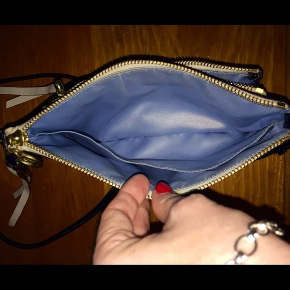 Coach💗Poppy crinkle patent Crossbody w/white trim - Picture 3 of 4